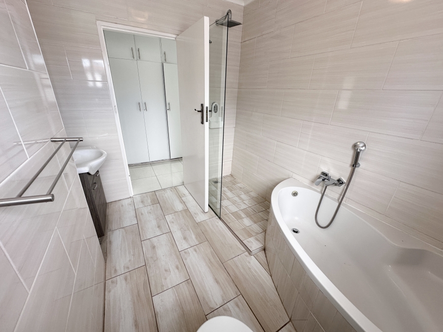 4 Bedroom Property for Sale in Bloubergrant Western Cape